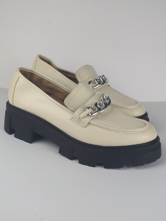 No Boundaries Shoes - Y2K Lug Loafers Women's 10 Cream Leather Chain-Accent Chunky